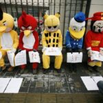 Operários protestam fantasiados de Angry Birds